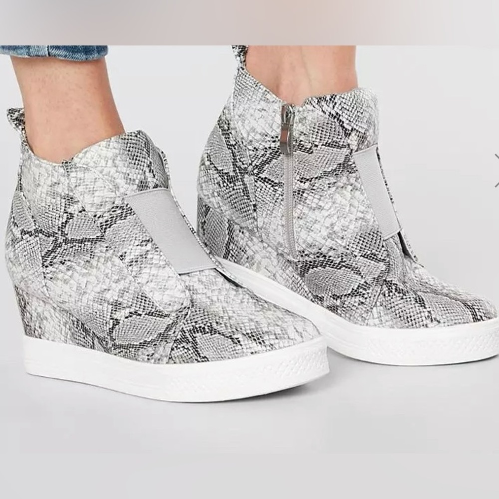 Size 6 Snakeskin Wedge Tennis Shoes